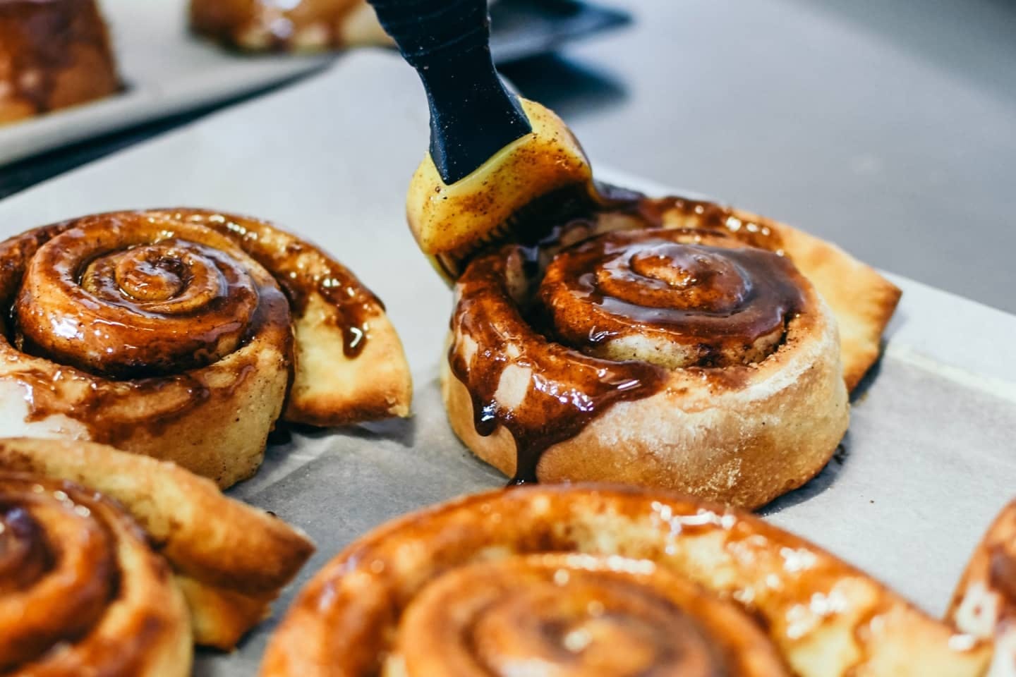 Zimtschnecken, die glasiert werden